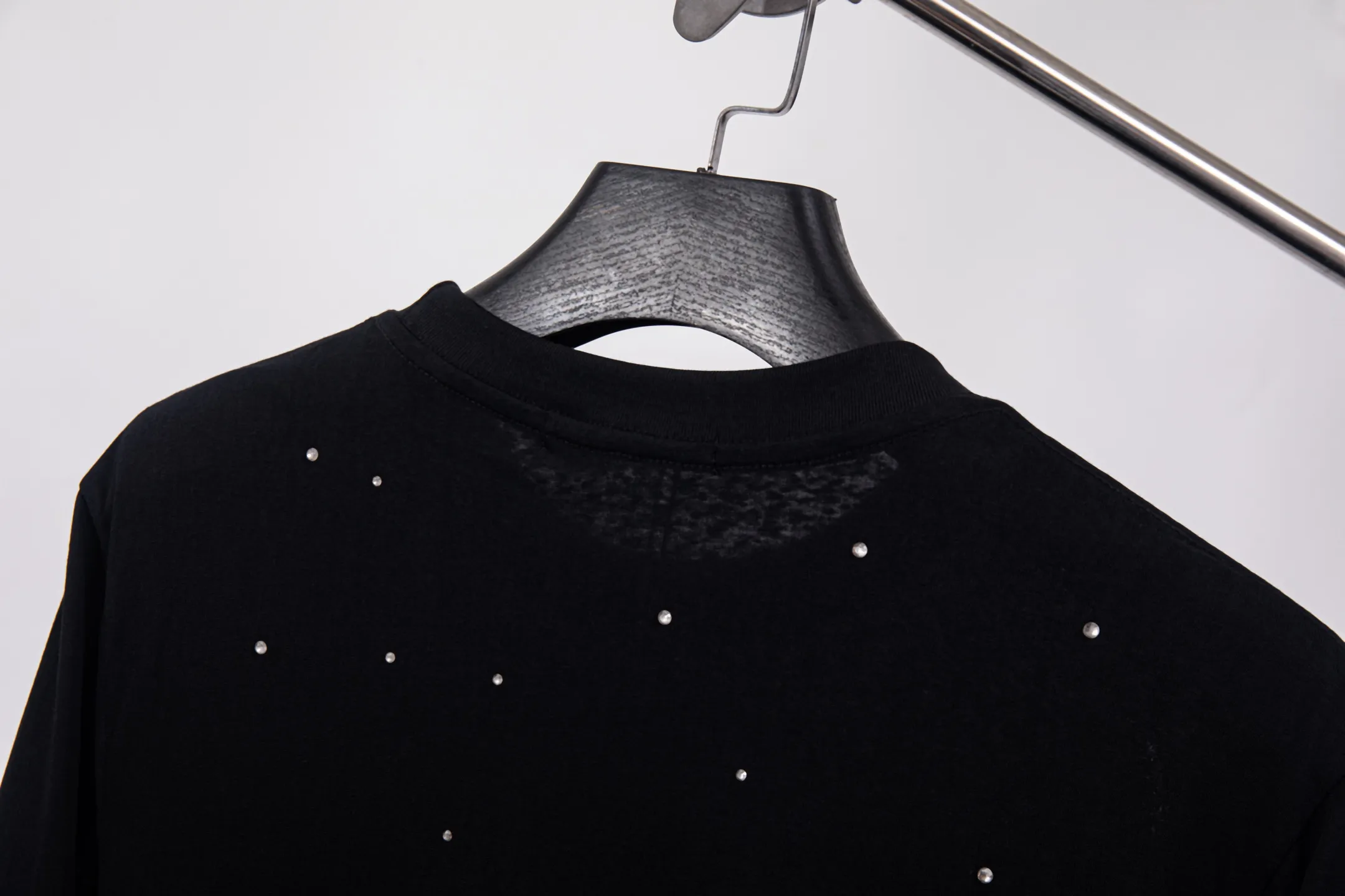 Model No. SL ACNE Letters reflective rhinestone printed round neck long-sleeved T Couple Same Style Full set of packaging Three labels complete Distinguished market currency Feel free to compare Pure cotton Gram-weight 32 double yarns No pilling No fading Comfortable Breathable High-temperature pre-shrunk Processed with 1x 1 thread in the same cylinder Not easy to deform after repeated washing Oversize loose version Maximum wear Fit below loose Original matching accessories 1:1 Main mark process Very Premium Color: Black White Size: S-XL